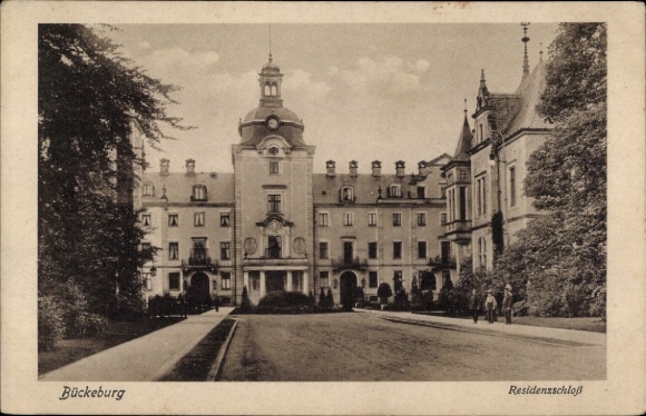 Postcard Bückeburg in the district of Schaumburg, castle architecture, well-kept gardens, people on the