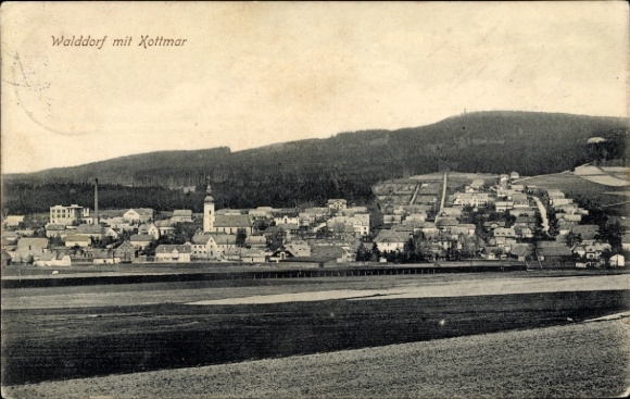 Ak Walddorf Kottmar in der Oberlausitz, Ansicht von Walddorf mit  Stadtansicht, bewaldete Hügel