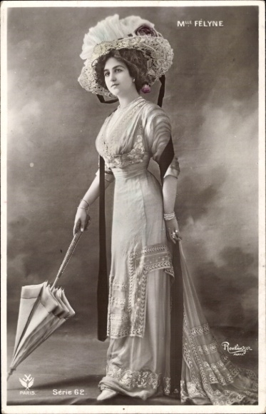 Postcard Mlle Felyne, standing portrait, umbrella