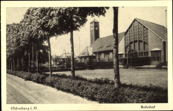 Ak Oldenburg in Oldenburg, Blick auf den Bahnhof, Baumreihe
