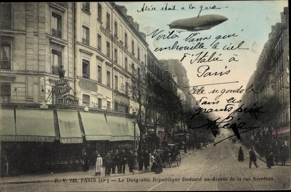 Ak Paris XIX Buttes Chaumont, Le Dirigeable République evoluant au dessus de la rue