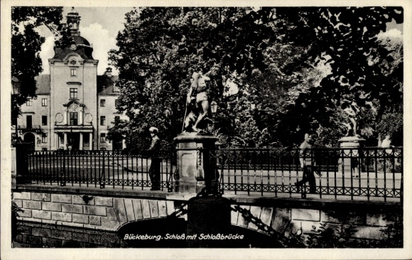 Postcard Bückeburg in the district of Schaumburg, castle with castle bridge, two statues, park landscape, Archi