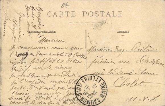 Postcard Saumur Maine et Loire, Historic building, street with passers-by, mailbox, from Saumur