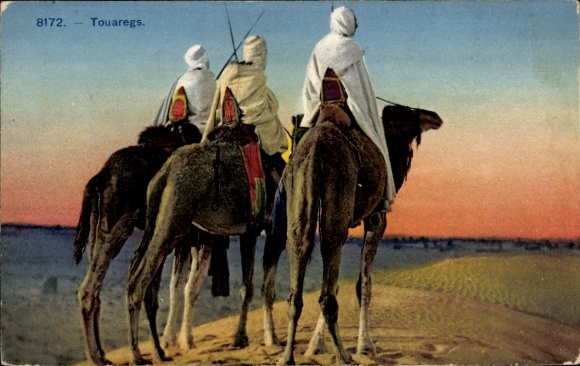 Ak Tuaregs auf Kamelen in der Wüste