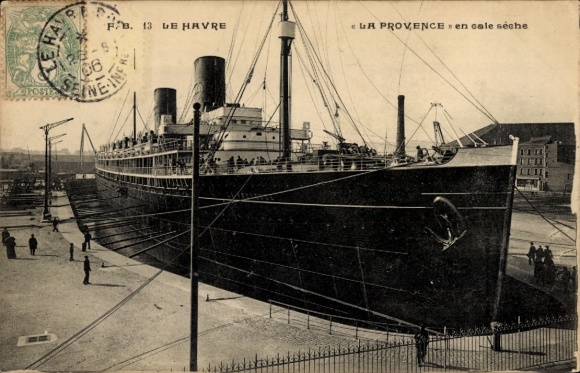 Postcard Le Havre Seine Maritime, harbor view with ship, people on the pier, fence in the foreground