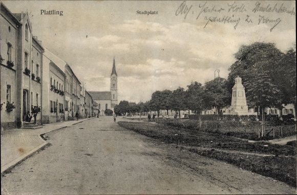 Postcard Plattling im Gäuboden Niederbayern, town square, war memorial, church