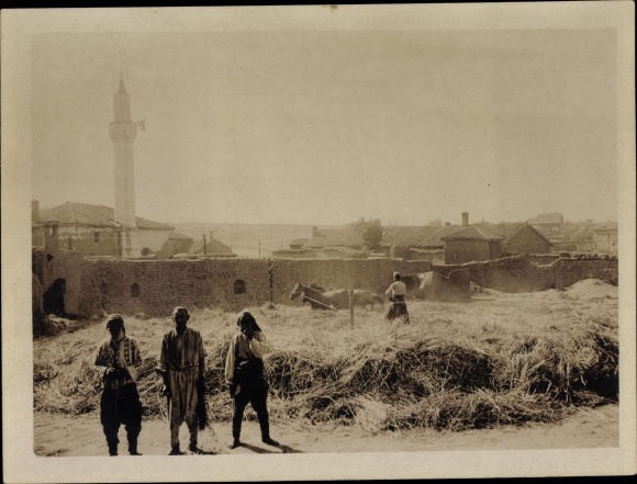Photo Macedonia, villagers threshing rye, 1917