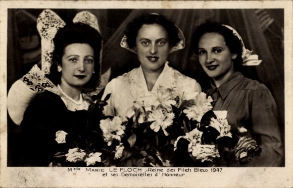 Postcard Concarneau Finistère, Marie Le Floch, Queen of the Filets Bleus 1947, with her ladies of honor