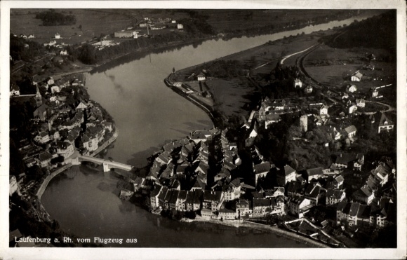 Ak Laufenburg am Hochrhein, Flugaufnahme von  Rhein, Landschaft, Architektur, Fluss