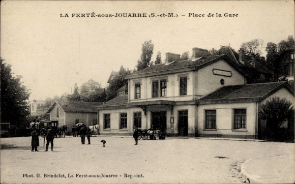 Ak La Ferte sous Jouarre Seine et Marne, Place de la Gare, Bahnhof