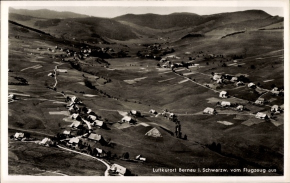 Ak Bernau im Schwarzwald, Luftkurort, Aussicht vom Flugzeug, ländliche Umgebung, viele Häuser