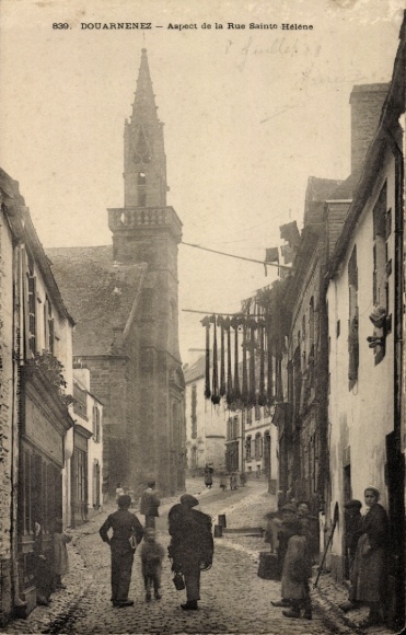 Postcard Douarnenez Finistère, aspect of Rue Sainte Héléne