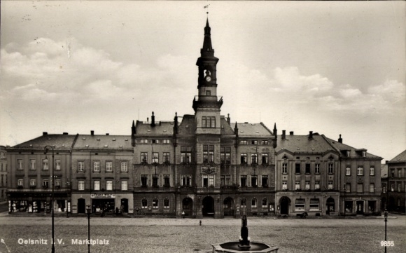 Ak Oelsnitz im Vogtland, Marktplatz, historische Architektur, Brunnen im Vordergrund