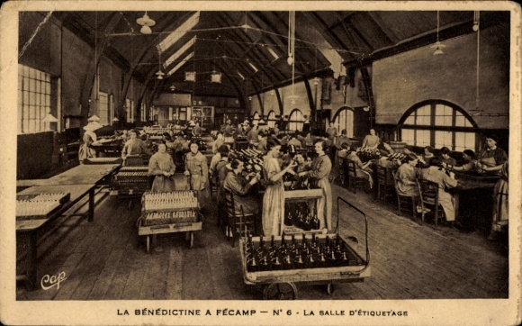 Postcard Fecamp en Seine Maritime, La Benedictine, la salle d'etiquetage