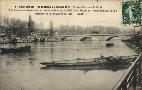 Ak Charenton le Pont Val de Marne, Inondations de Janvier 1910, Perspektive zum Pont, Boote im Wa