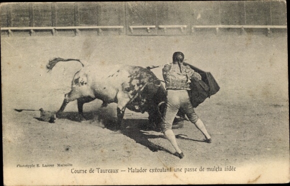 Ak Stierkampf, Course de Taureaux, Matador exécutant une passe de muleta aidée