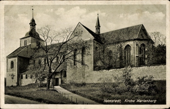 KP Helmstedt w Dolnej Saksonii, kościół Marienberg, architektura, brak ludzi, drzewa na pierwszym planie