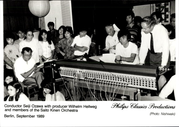 Ak Dirigent Seiji Ozawa mit Produzent Wilhelm Hellweg und Mitgliedern des Saito Kinen Orchesters