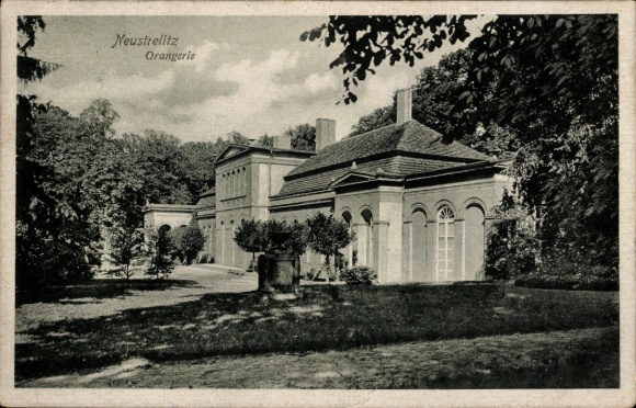 KP Neustrelitz w Meklemburgii, oranżeria w pięknej architekturze, zielone otoczenie