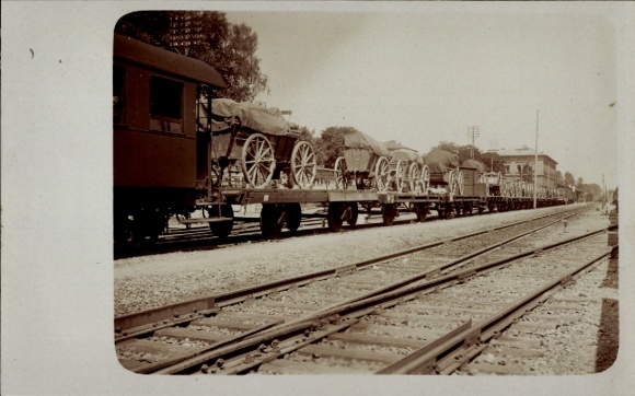 Foto Ak Neu Ulm in Schwaben, Bahnhof, Eisenbahn mit verladenen Armee-Fuhrwerken