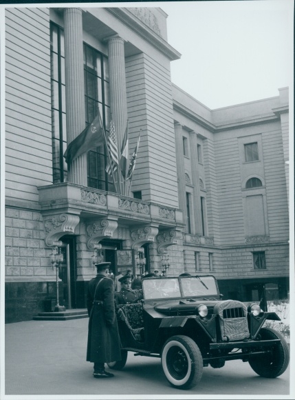 Photo Berlin, Bert Sass, four-party conference 1954, Russian embassy, Soviet soldiers, SUV
