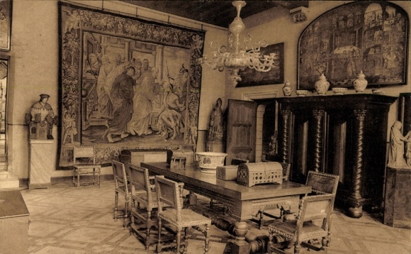 Ak Bruges Brügge Flandern Westflandern, Innenansicht, großer Essraum, Wandteppich, Möbel, Dekorat