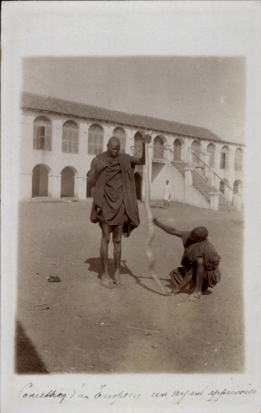 Photo Postcard Comething d'un Europees, snake, African