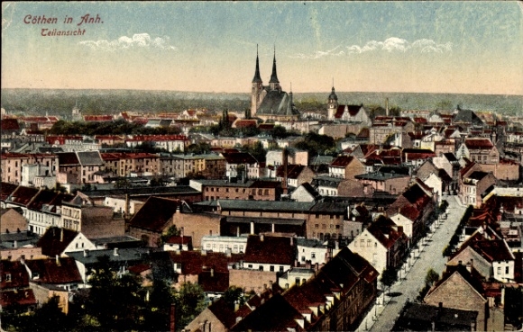 Ak Cöthen Köthen in Anhalt, Stadtansicht  alte Gebäude, Kirche im Hintergrund
