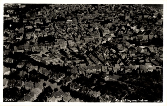 Ak Goslar am Harz, Luftaufnahme von   Altstadt, viele Dächer