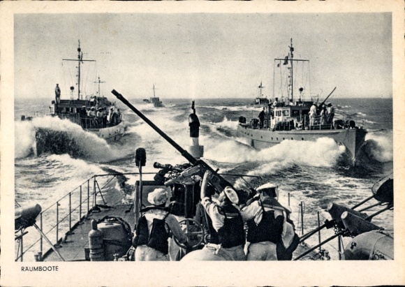 Postcard German warships, minesweepers, navy, sailors at the stern gun
