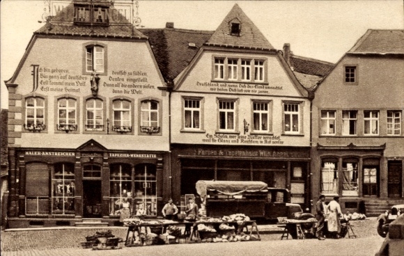 Postcard Sankt Wendel Saarland, houses with confessional sayings on the cathedral square, market stalls