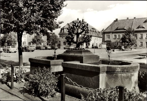 Ak Weißenberg in Sachsen, Marktbrunnen, Bäume, Autos, Schwarz-Weiß-Foto