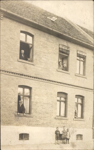 Photo Postcard Kleinwirschleben Baalberge Bernburg an der Saale Salzlandkreis, residential building, residents