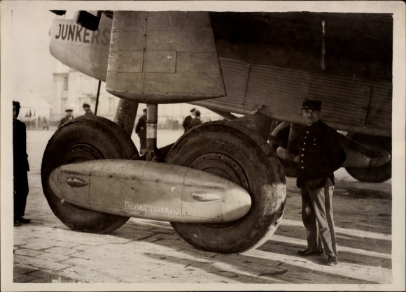 Foto Le Bourget, Junkers G 38 Riesenflugzeug auf dem Flugfeld, französischer Zollbeamter