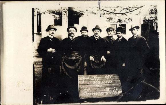 Foto Ak Glaserei von Hermann Füldner, Gruppenbild der Arbeiter April 1913