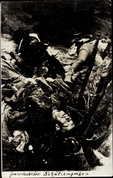 Foto Ak Schlachtfeld 1. WK, französischer Schützengraben, gefallene Soldaten