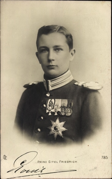 Postcard Eitel Friedrich Prince of Prussia, portrait in uniform, medal