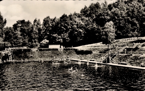 Ak Miltitz Klipphausen in Sachsen, Schwimmbad mit Wasserfläche, Bäume im Hintergrund, Gäste am Be