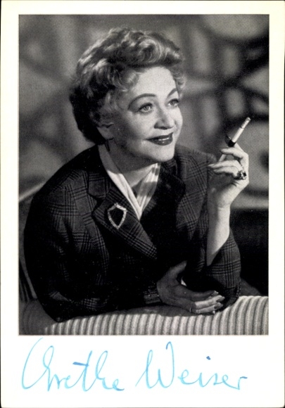 Postcard actress Grethe Weiser, portrait, cigarette, autograph