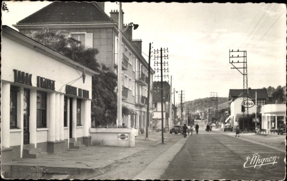 Ak Le Trait Seine Maritime, Rue Georges Clemenceau, Esso Tankstelle