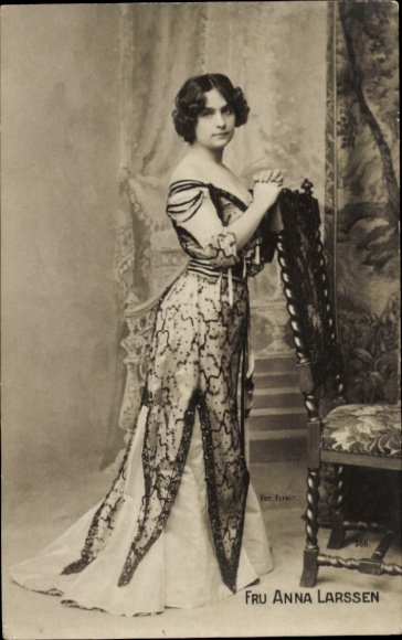 Ak Schauspielerin Anna Larssen, Standportrait, Kleid