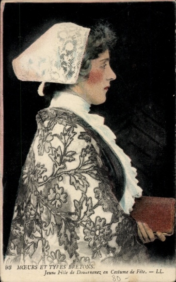 PC Douarnenez Finistère, woman in Breton costume, profile view