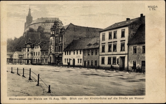 Ak Weida in Thüringen, Hochwasser 1924, Blick von der Kirchbrücke auf die Straße am Wasser
