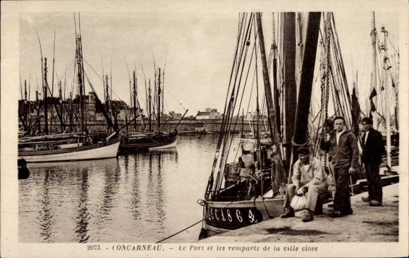 Postcard Concarneau Finistère, Le Port and the remparts of the ville close