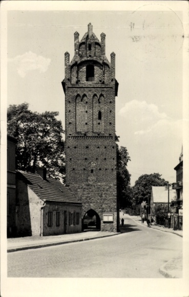 Ak Müncheberg in der Mark, Wasserturm, Straße, Bäume, Historische Architektur