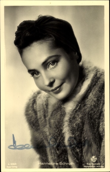 Postcard actress Hannelore Schroth, portrait, fur, autograph