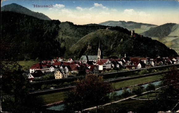 Ak Hausach im Schwarzwald, Landschaft von  Kirche, Berg, Fluss, alte Architektur