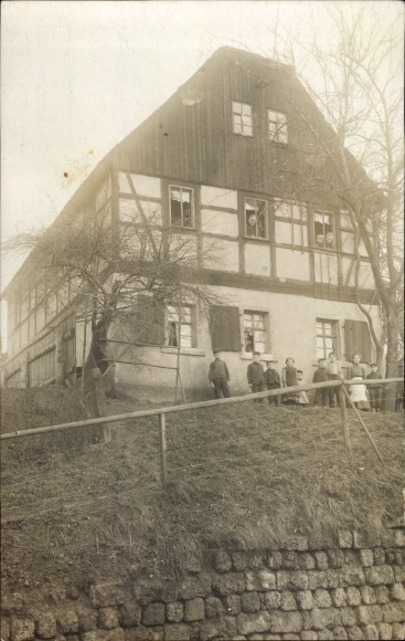 Photo Postcard Reinsdorf in Saxony, view of a residential building, half-timbered house, residents