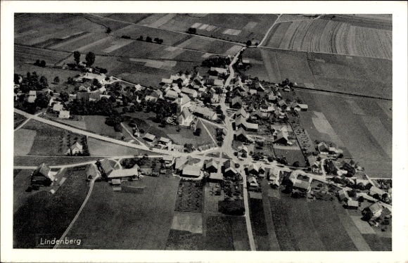 Ak Lindenberg im Allgäu Schwaben, luchtfoto van huizen en velden, idyllisch landschap
