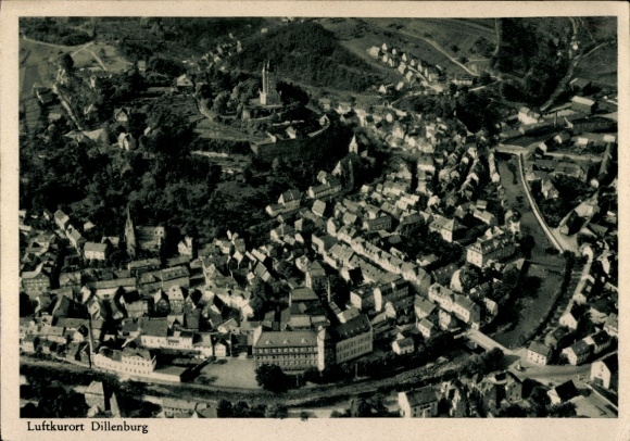 Ak Dillenburg in Hessen, Luftaufnahme von  viele Häuser, grünes Umland, Obelisken sichtbar